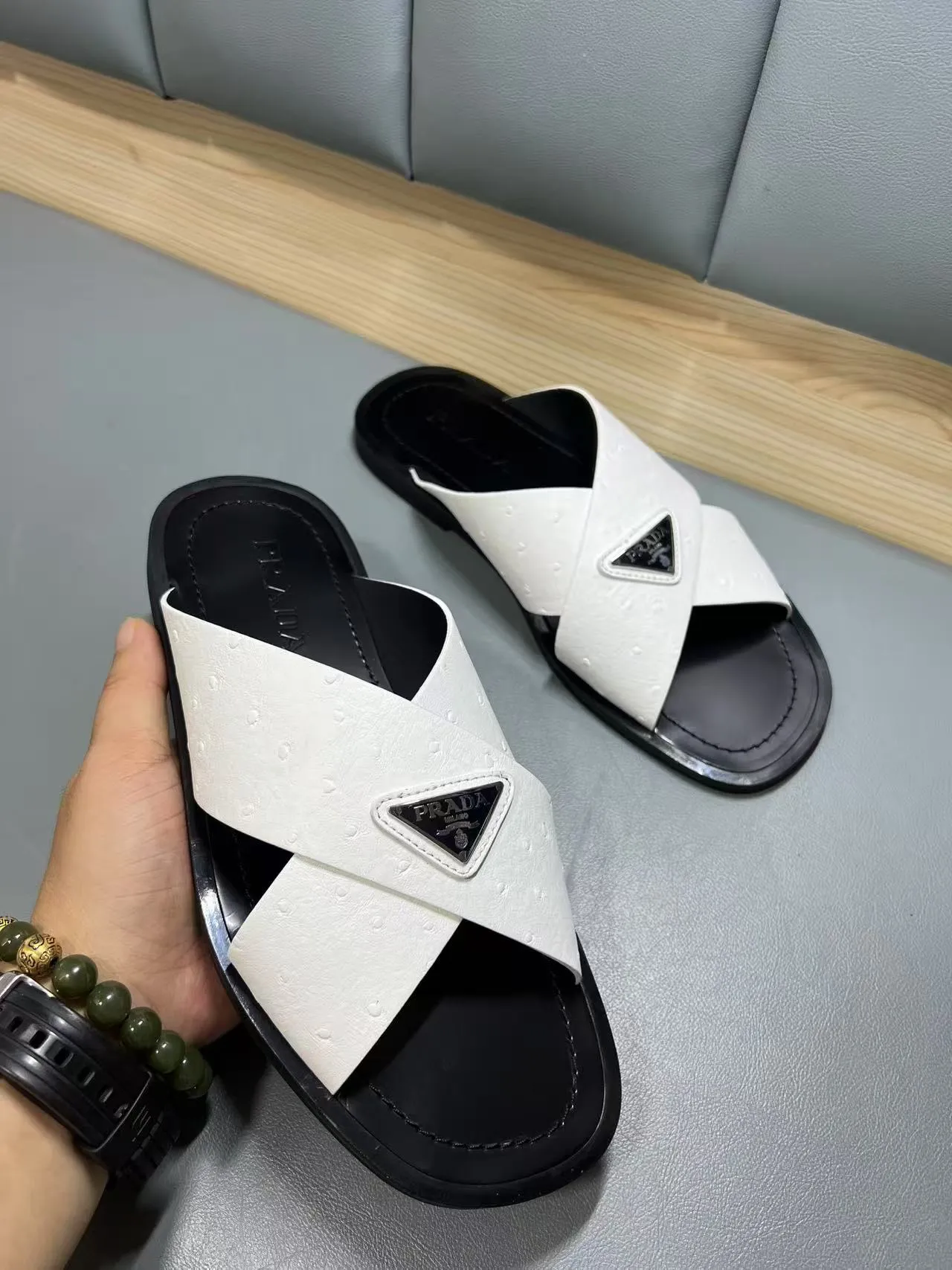 340💰PRADA Prada’s latest slippers are synchronized with the official website. This slipper is made of the brand’s unique and iconic Saffiano leather. The brand logo jumps out from the double straps, and the brand style is clearly visible. Cowhide gives men elegant charm and functional design, making it an ideal choice for vacation and leisure. Size:38-45